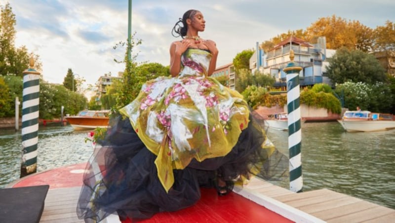 Normani in einer ausgefallenen Robe von Dolce & Gabbana (Bild: Starpix / picturedesk.com)