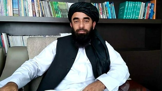 Zabihullah Mujahid κατά τη διάρκεια της συνέντευξης
