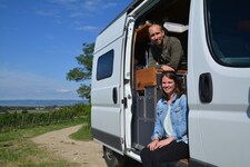 Moses Gsellmann und Anna Mühlberger werden ein Jahr mit Olaf durch die Welt reisen. (Bild: Charlotte Titz)