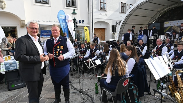 Bürgermeister Thomas Steiner beim Dämmerschoppen mit dem Musikverein St. Georgen. (Bild: Stadtgemeinde Eisenstadt)