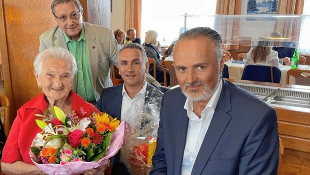 Doskozil überraschte die Jubilarin mit seinem Besuch bei ihrem Fest zum 100. Geburtstag. (Bild: Christian Schulter)