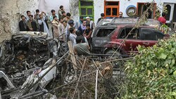 Nachbarn und Familienmitglieder an jenem Ort, der Ziel eines US-Drohnenangriffs war. (Bild: AFP)