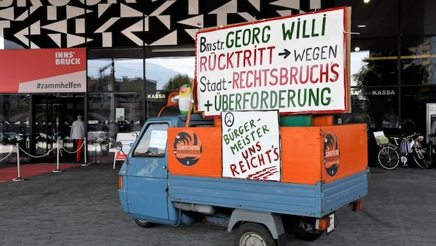 Auslöser ist dieses Fahrzeug vom Gerechten Innsbruck, abgestellt vor dem Messezentrum. (Bild: Andreas Fischer)