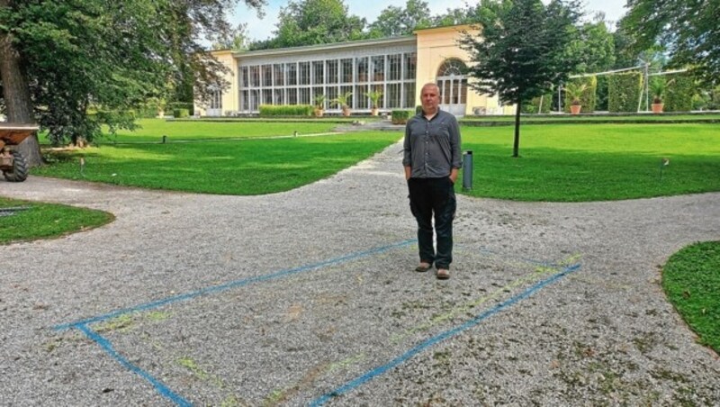 Künstler Wolfgang Becksteiner am Platz vor der Orangerie, wo das Denkmal errichtet wird (Bild: Jörg Schwaiger)