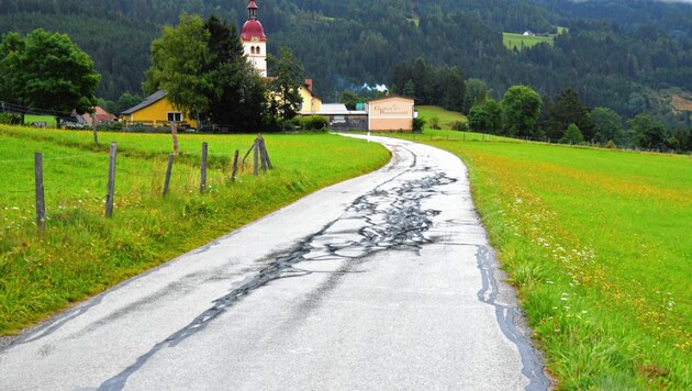 Auf dieser Straße in der Gemeinde Mühlen (Bez. Murau) ist der schreckliche Unfall in der Nacht zum 14. August passiert. Das Unfallfahrzeug muss beschädigt sein. (Bild: Kevin Geissler)