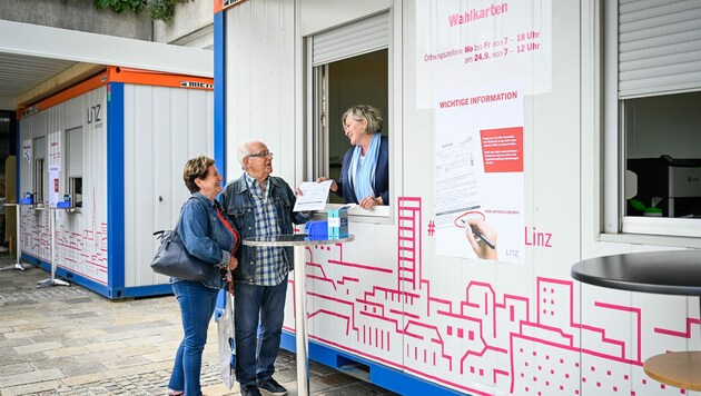 Eine Freiluft-Wahlkabine feiert in der Landeshauptstadt Linz Premiere (Bild: Alexander Schwarzl)