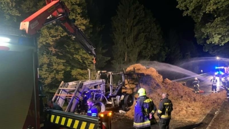 Das glosende Stroh wurde abgeladen und gelöscht. (Bild: FF Mattersburg)