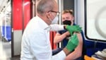 Hier erhält ein Mann in einem Impfzug in Berlin eine Corona-Impfung mit dem Wirkstoff von Johnson & Johnson. (Bild: AFP)