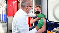 Hier erhält ein Mann in einem Impfzug in Berlin eine Corona-Impfung mit dem Wirkstoff von Johnson & Johnson. (Bild: AFP)