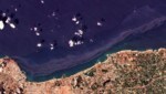 Μια δορυφορική εικόνα δείχνει τη διαρροή πετρελαίου που προκλήθηκε από τη διαρροή πετρελαίου θέρμανσης από ένα εργοστάσιο παραγωγής ενέργειας στη συριακή λιμενική πόλη Μπανιάς (στην παρακάτω εικόνα).  (Εικόνα: Planet Labs Inc. μέσω AP)