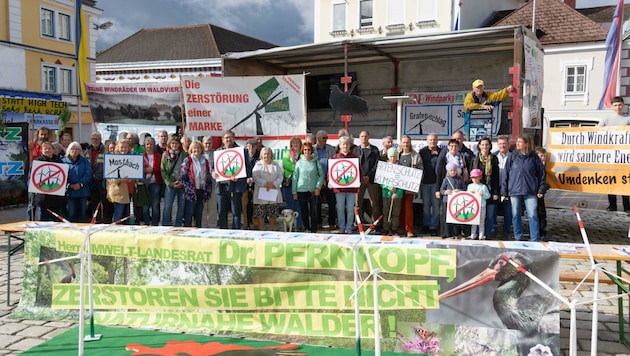 Die Bürgerinitiative "Unsere Heimat" demonstrierte in Zwettl gegen den Bau von Windrädern im Wald von Grafenschlag. (Bild: Gerhard Schiegl)