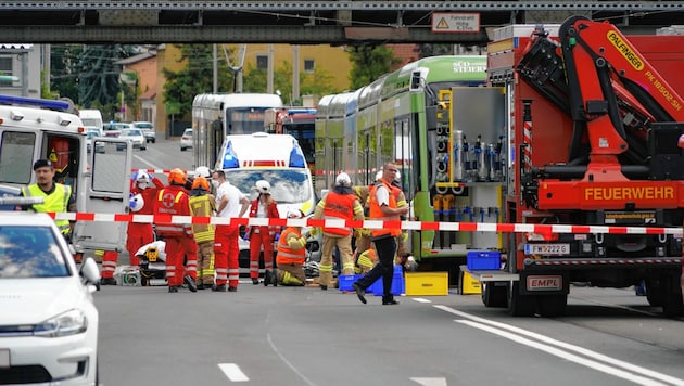 Großeinsatz für Rotes Kreuz, Feuerwehr und Polizei in Graz (Bild: Pail Sepp)