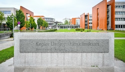 Die Ärzte kämpfen im Linzer Neuromed Campus um das Leben der nach dem Sturz schwerst verletzten Mühlviertlerin (55). (Bild: Alexander Schwarzl)