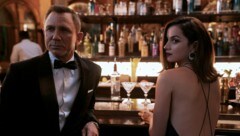 James Bond (Daniel Craig) and Paloma (Ana de Armas) in „Keine Zeit zu sterben“ (Bild: Nicola Dove © 2021 DANJAQ, LLC AND MGM. ALL RIGHTS RESERVED.)