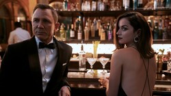 James Bond (Daniel Craig) and Paloma (Ana de Armas) in „Keine Zeit zu sterben“ (Bild: Nicola Dove © 2021 DANJAQ, LLC AND MGM. ALL RIGHTS RESERVED.)