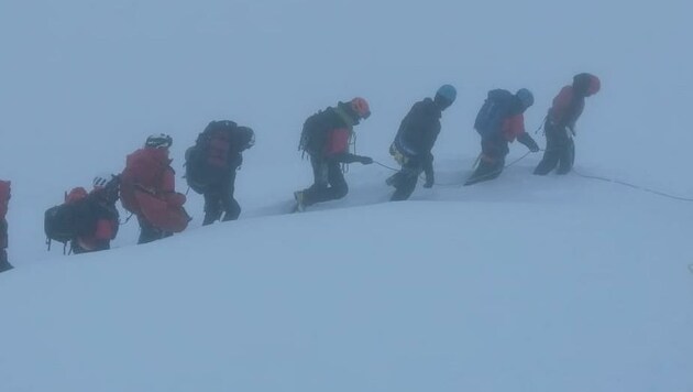 Mit Bergrettern als Eskorte stieg der Deutsche zur Bergstation auf. Ein großes Team war für den Einsatz nötig. (Bild: Bergrettung Ehrwald)