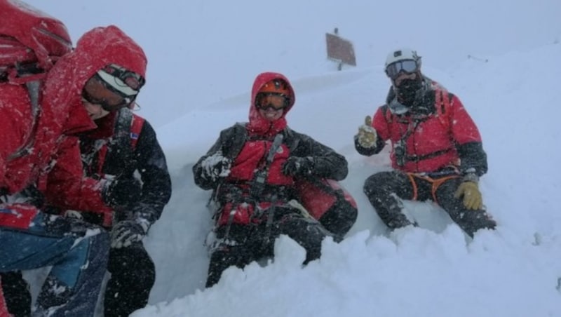 Die Ehrwalder und Lermooser Bergretter freuen sich über den gelungenen „Zugspitz-Einsatz“. (Bild: Bergrettung Ehrwald)