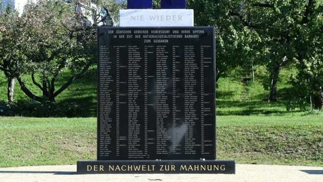 Hinter der Synagoge in Kobersdorf steht dieser Gedenkstein. (Bild: P. Huber)