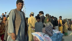 Sie haben es geschafft: Afghanen in der pakistanischen Grenzstadt Chaman (Bild: ASSOCIATED PRESS)