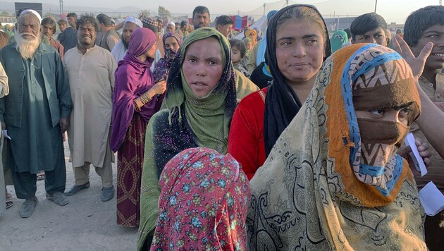 In Pakistan wurden zwei Frauen getötet - vermutlich weil sie sich von ihren Cousins scheiden lassen wollten (Symbolbild). (Bild: AP)