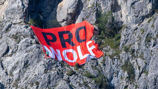 Die Botschaft der Aktivisten: Es muss auch Platz für den Wolf in Tirol sein (Bild: zeitungsfoto.at/Liebl Daniel)