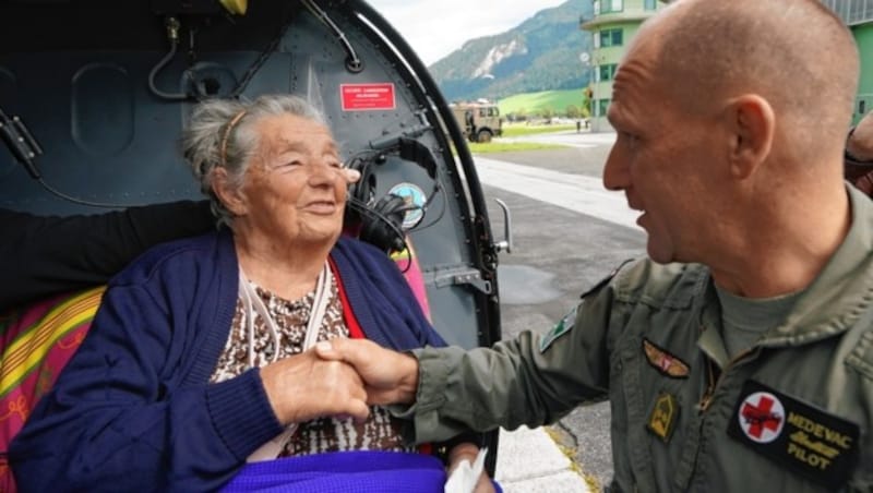 Kerschbaumer und Hubschrauber-Pilot Oberstleutnant Udo Koller, Kommandant des Fliegerhorsts Aigen (Bild: Pail Sepp)