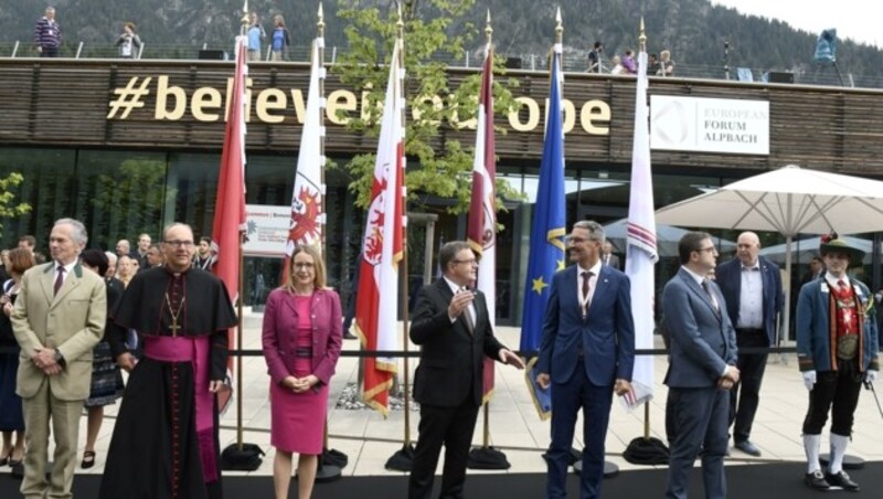 Forumseröffnung am 22. August in Alpbach. Schweifen hier einige Blicke der hochkarätigen Schar schon in die Ferne? (Bild: Andreas Fischer)