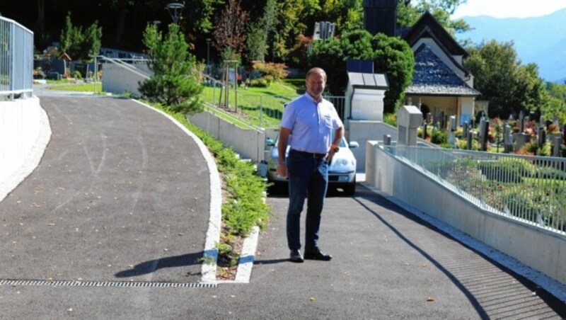 Über die asphaltierte Rampe gelangt man nun barrierefrei auf den oberen und unteren Friedhof. (Bild: Fischer Claudia)