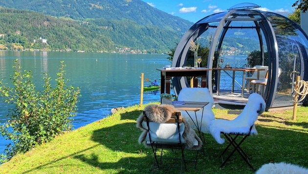 Ab sofort können Feinschmecker auch unter einer romantisch eingerichteten Glaskuppel ein Vier-Gänge-Menü direkt am See und inmitten der unberührten Natur genießen. (Bild: Elisa Aschbacher)