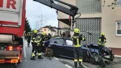 16-Jähriger „parkte“ Auto vom Vater eines Freundes an Baum (Bild: FF Ybbs/Donau)