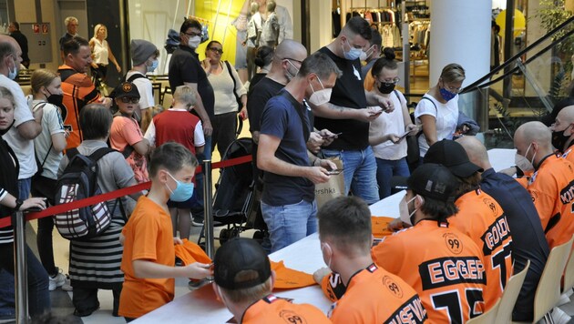 Die Fans stürmten die Autogrammstunde in der ShoppingCity Seiersberg. (Bild: 99ersGraz)