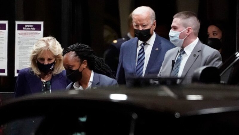 Überraschend besuchten die Bidens das Walter Reed Military Medical Center in Bethesda. (Bild: AP)