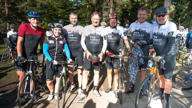 Matthias Mayer, Nici Schmidhofer, Reinfried Herbst, Franz Klammer, Peter Kaiser, Armin Assinger und Herbert Waldner waren beim Spendenradeln dabei (v. l.). (Bild: Tour de Franz)