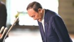 Nach der Ankündigung, bei der kommenden Wahl nicht antreten zu wollen, verneigt sich Japans Premierminister Yoshihide Suga. (Bild: AFP )