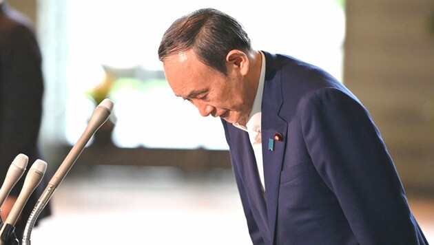 Nach der Ankündigung, bei der kommenden Wahl nicht antreten zu wollen, verneigt sich Japans Premierminister Yoshihide Suga. (Bild: AFP)