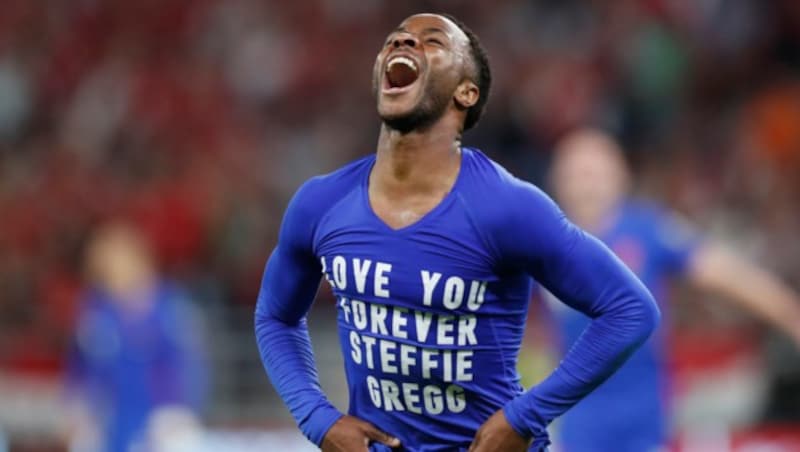 Raheem Sterlings Message. (Bild: AP/Laszlo Balogh )