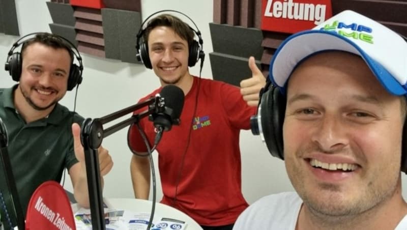 Manuel Fritz und Lukas Strohmaier vom Jump Dome mit „Krone“-Podcaster Patrick Jochum (v.l.n.r.). (Bild: zVg/Jomo KG)