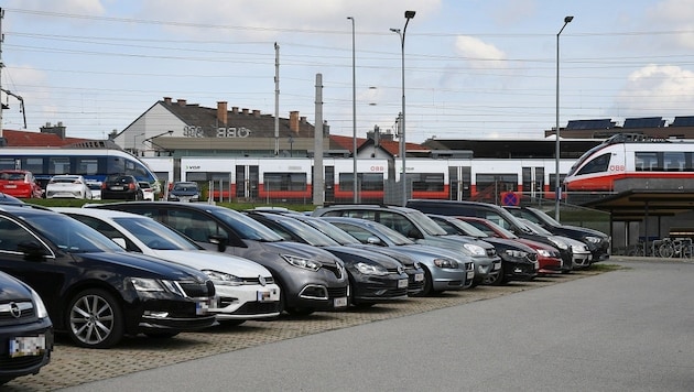 Pendeln mit dem Auto wird teurer. Jedoch wird das Klimaticket angeboten. (Bild: P. Huber)