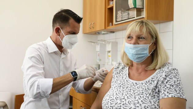 Silvia S. spürt vom Minister-Stich „gar nichts“. (Bild: Jöchl Martin)