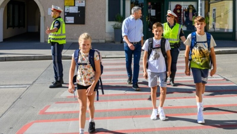 Innenminister Karl Nehammer (ÖVP) beim Lokalaugenschein vor dem Schulstart. (Bild: BMI/Jürgen Makowecz)