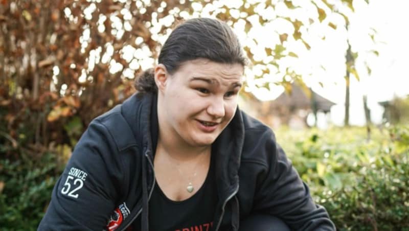 Elaine ist von Geburt an blind, kann nur im äußersten Bereich des rechten Auges Farben erkennen. In der Manufaktur „Cook & Grill“ ist die 19-Jährige auch bei der Ernte der Kräuter im Einsatz. (Bild: Markus Wenzel)