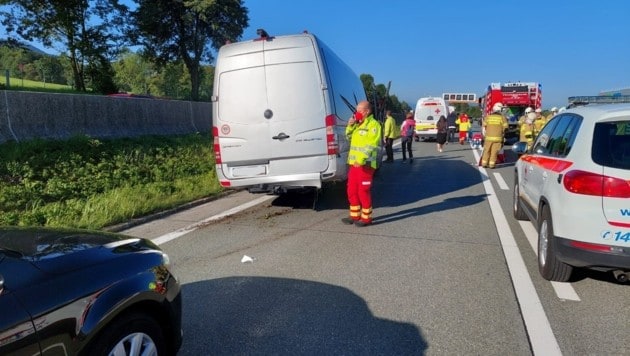 Zwei Leichtverletzte bei Unfall mit Kleinbus auf der A1. (Bild: Rotes Kreuz Salzburg)
