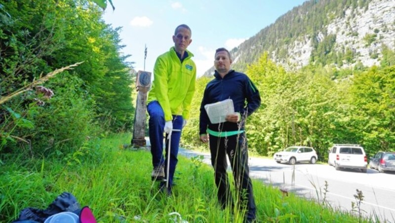 Global-2000-Experte Reinhard Uhrig ( li.) und „Krone“-Redakteur Jörg Schwaiger bei den Bodenproben am Pyhrnpass. (Bild: Sepp Pail)