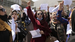 Frauen-Demo in Kabul gegen das Taliban-Regime (Bild: The Associated Press)