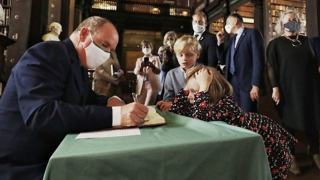 Prinzessin Gabriella scheint sich im Trinity College etwas zu langweilen. (Bild: www.twitter.com/Trinity College Dublin)