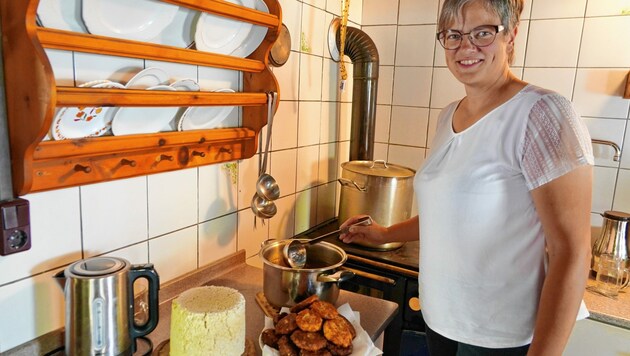 In der Mini-Küche entstehen herrliche Schmankerl. Hungrige Wanderer wollen mit Bodenständigem versorgt werden. (Bild: Sepp Pail)