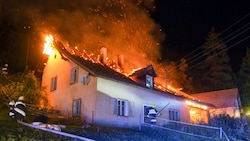 Das Haus brannte lichterloh. (Bild: BI Sandro Turk)