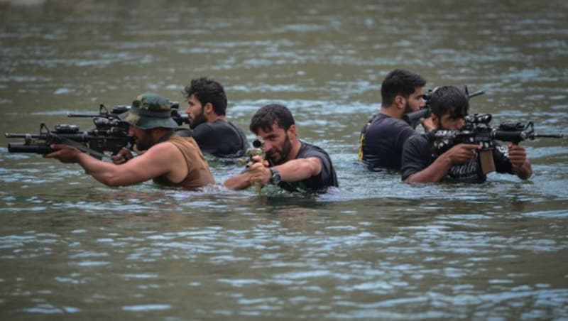 Widerstandskämpfer der nördlichen Allianz gegen die Taliban bei einer militärischen Übung in einem Fluss im Panjshir-Tal. (Bild: AFP)