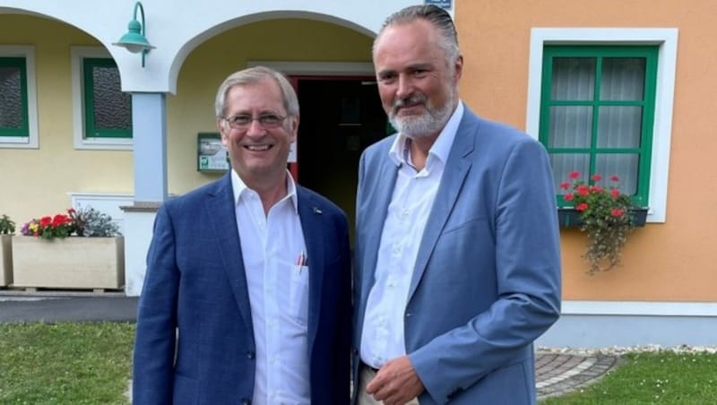 Walter Zloklikovits (links) mit Landeshauptmann Hans Peter Doskozil der höchstpersönlich gratulierte. (Bild: SPÖ Burgenland)