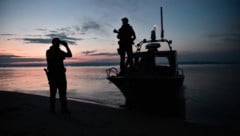 Polizisten patrouillieren in der Nähe von Alexandroupoli an der griechisch-türkischen Grenze. (Bild: AFP)